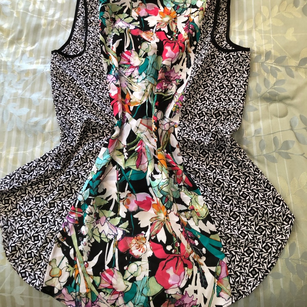 Spring button up top - Picture 3 of 4